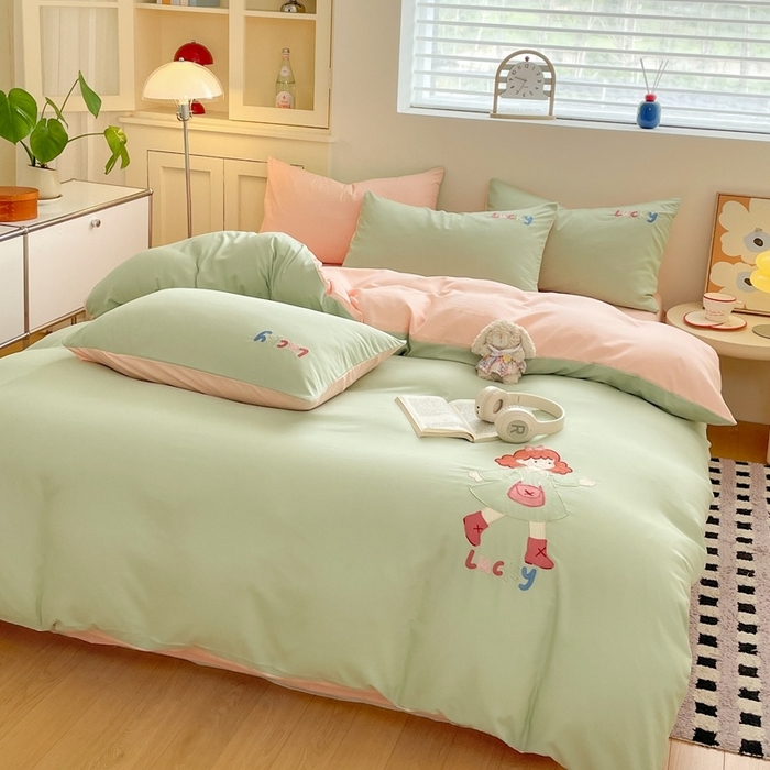 91家纺网 家纺一手货源 找家纺 麦空家居 2025新款抗菌水洗皱棉贴布绣四件套学生三件套-糖果梦 乐琪女孩-牛油果