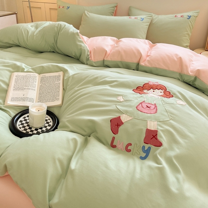 91家纺网 家纺一手货源 找家纺 麦空家居 2025新款抗菌水洗皱棉贴布绣四件套学生三件套-糖果梦 乐琪女孩-牛油果