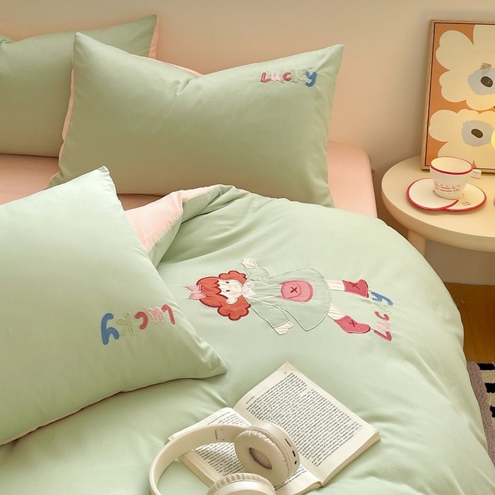 91家纺网 家纺一手货源 找家纺 麦空家居 2025新款抗菌水洗皱棉贴布绣四件套学生三件套-糖果梦 乐琪女孩-牛油果