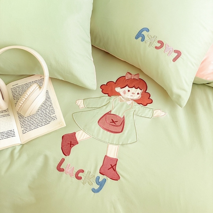 91家纺网 家纺一手货源 找家纺 麦空家居 2025新款抗菌水洗皱棉贴布绣四件套学生三件套-糖果梦 乐琪女孩-牛油果
