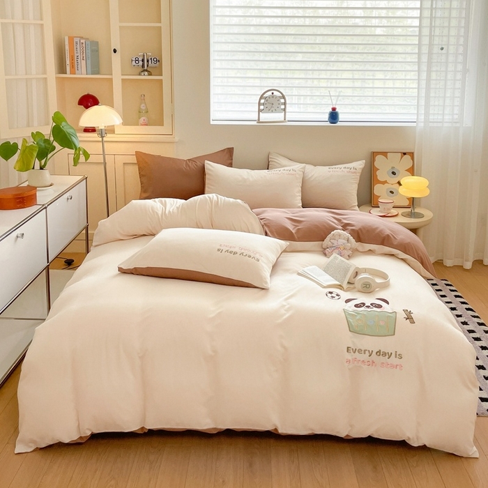 91家纺网 家纺一手货源 找家纺 麦空家居 2025新款抗菌水洗皱棉贴布绣四件套学生三件套-糖果梦 胖达熊-奶昔白