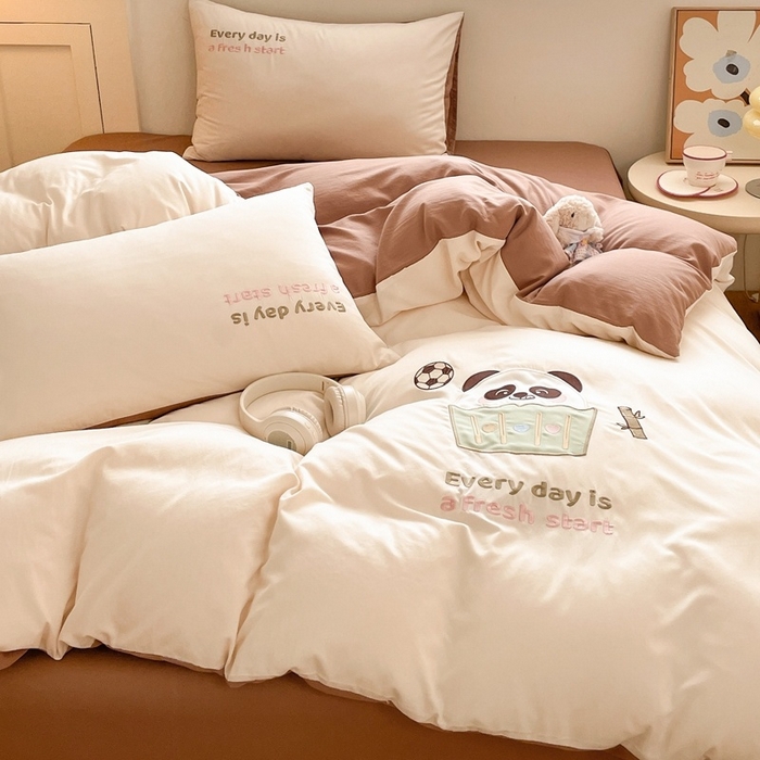 91家纺网 家纺一手货源 找家纺 麦空家居 2025新款抗菌水洗皱棉贴布绣四件套学生三件套-糖果梦 胖达熊-奶昔白