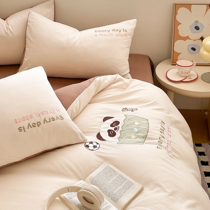 91家纺网 家纺一手货源 找家纺 麦空家居 2025新款抗菌水洗皱棉贴布绣四件套学生三件套-糖果梦 胖达熊-奶昔白