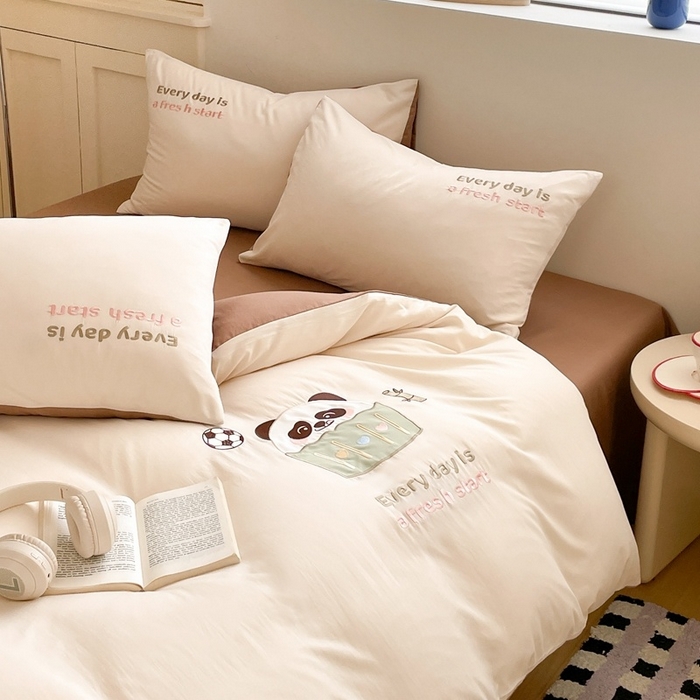 91家纺网 家纺一手货源 找家纺 麦空家居 2025新款抗菌水洗皱棉贴布绣四件套学生三件套-糖果梦 胖达熊-奶昔白