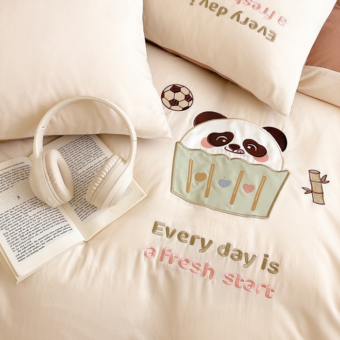 91家纺网 家纺一手货源 找家纺 麦空家居 2025新款抗菌水洗皱棉贴布绣四件套学生三件套-糖果梦 胖达熊-奶昔白