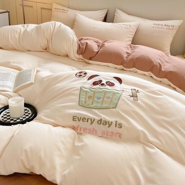 91家纺网 家纺一手货源 找家纺 麦空家居 2025新款抗菌水洗皱棉贴布绣四件套学生三件套-糖果梦 胖达熊-奶昔白