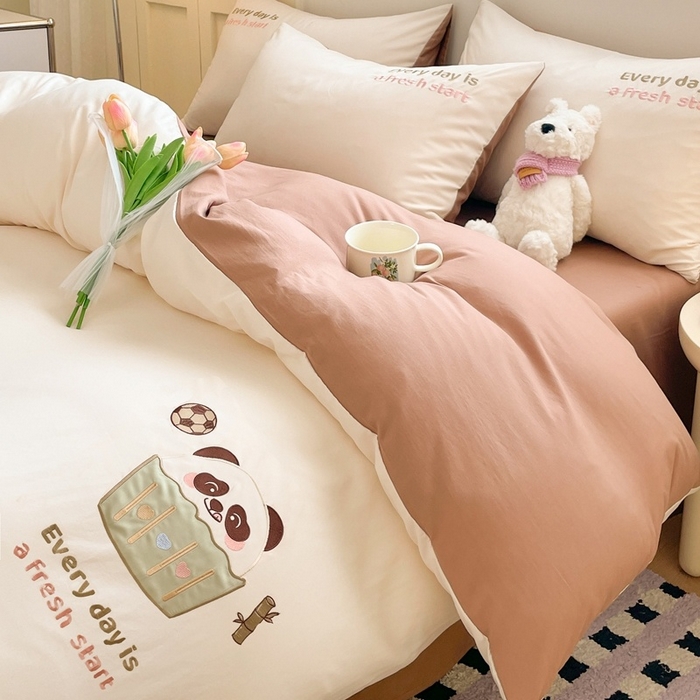 91家纺网 家纺一手货源 找家纺 麦空家居 2025新款抗菌水洗皱棉贴布绣四件套学生三件套-糖果梦 胖达熊-奶昔白