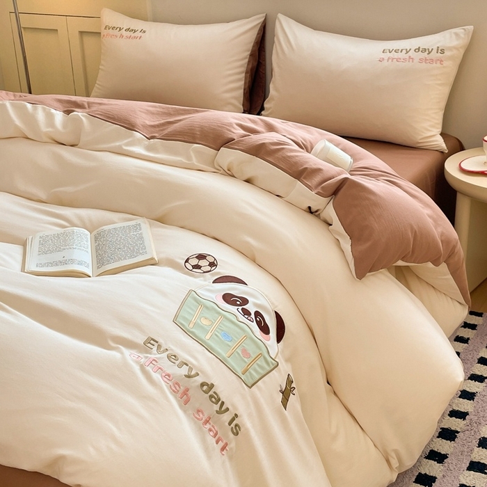 91家纺网 家纺一手货源 找家纺 麦空家居 2025新款抗菌水洗皱棉贴布绣四件套学生三件套-糖果梦 胖达熊-奶昔白