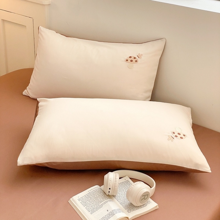 91家纺网 家纺一手货源 找家纺 麦空家居 2025新款抗菌水洗皱棉贴布绣四件套学生三件套-糖果梦 胖达熊-奶昔白