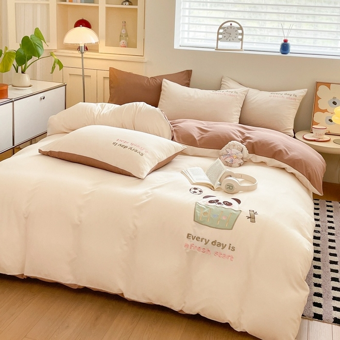 91家纺网 家纺一手货源 找家纺 麦空家居 2025新款抗菌水洗皱棉贴布绣四件套学生三件套-糖果梦 胖达熊-奶昔白