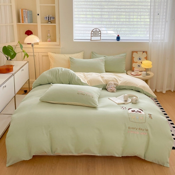 91家纺网 家纺一手货源 找家纺 麦空家居 2025新款抗菌水洗皱棉贴布绣四件套学生三件套-糖果梦 胖达熊-牛油果