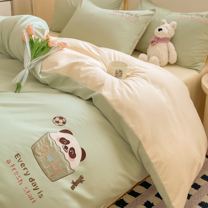 91家纺网 家纺一手货源 找家纺 麦空家居 2025新款抗菌水洗皱棉贴布绣四件套学生三件套-糖果梦 胖达熊-牛油果