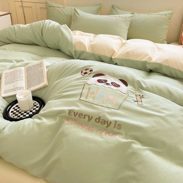 91家纺网 家纺一手货源 找家纺 麦空家居 2025新款抗菌水洗皱棉贴布绣四件套学生三件套-糖果梦 胖达熊-牛油果