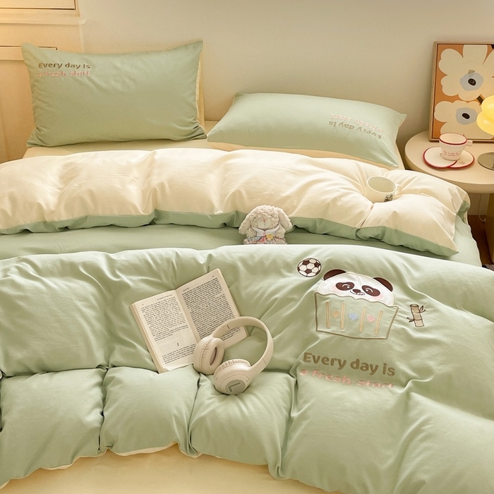 91家纺网 家纺一手货源 找家纺 麦空家居 2025新款抗菌水洗皱棉贴布绣四件套学生三件套-糖果梦 胖达熊-牛油果