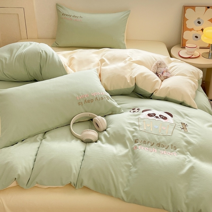 91家纺网 家纺一手货源 找家纺 麦空家居 2025新款抗菌水洗皱棉贴布绣四件套学生三件套-糖果梦 胖达熊-牛油果