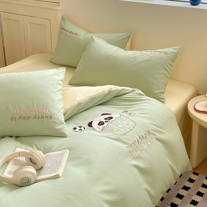 91家纺网 家纺一手货源 找家纺 麦空家居 2025新款抗菌水洗皱棉贴布绣四件套学生三件套-糖果梦 胖达熊-牛油果