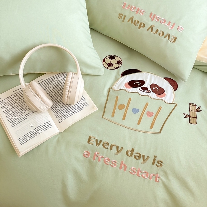 91家纺网 家纺一手货源 找家纺 麦空家居 2025新款抗菌水洗皱棉贴布绣四件套学生三件套-糖果梦 胖达熊-牛油果