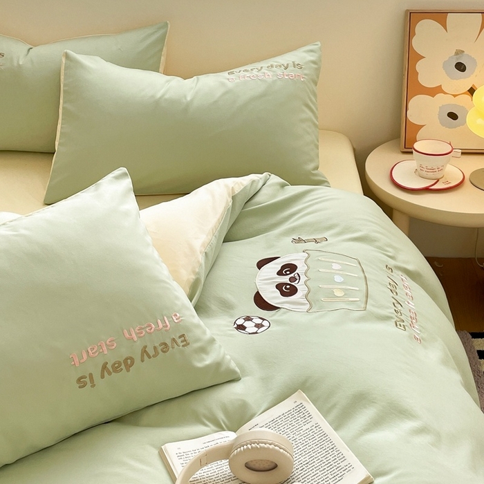 91家纺网 家纺一手货源 找家纺 麦空家居 2025新款抗菌水洗皱棉贴布绣四件套学生三件套-糖果梦 胖达熊-牛油果