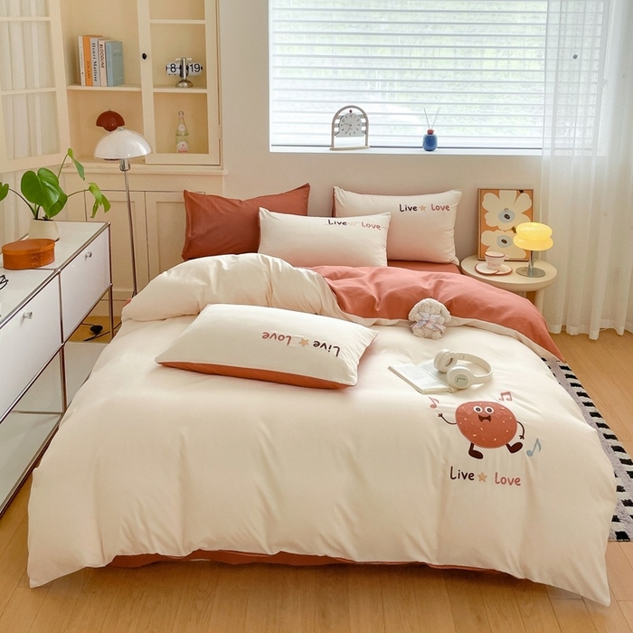 91家纺网 家纺一手货源 找家纺 麦空家居 2025新款抗菌水洗皱棉贴布绣四件套学生三件套-糖果梦 趣多多-奶昔白