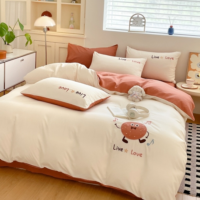 91家纺网 家纺一手货源 找家纺 麦空家居 2025新款抗菌水洗皱棉贴布绣四件套学生三件套-糖果梦 趣多多-奶昔白