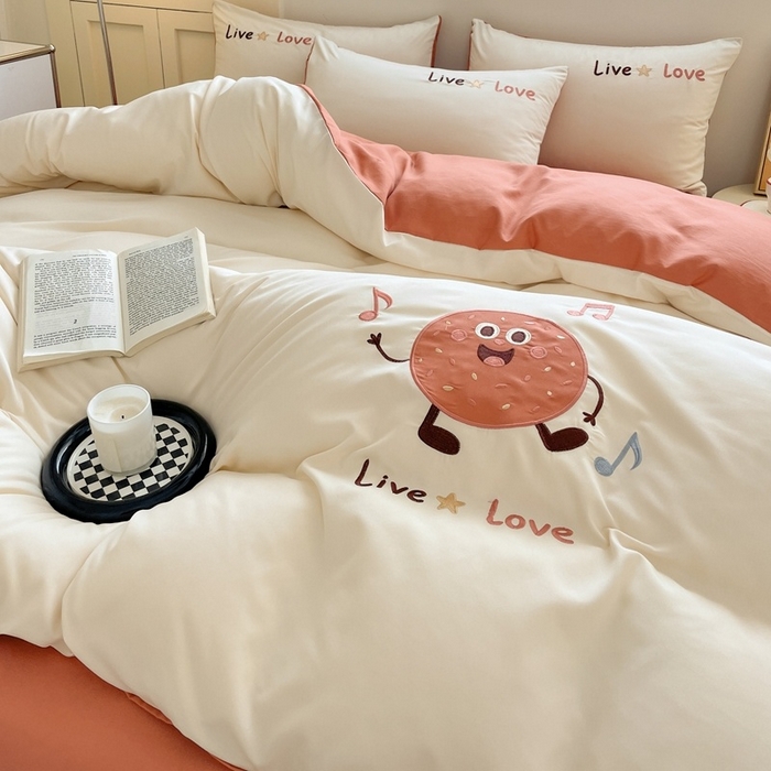 91家纺网 家纺一手货源 找家纺 麦空家居 2025新款抗菌水洗皱棉贴布绣四件套学生三件套-糖果梦 趣多多-奶昔白