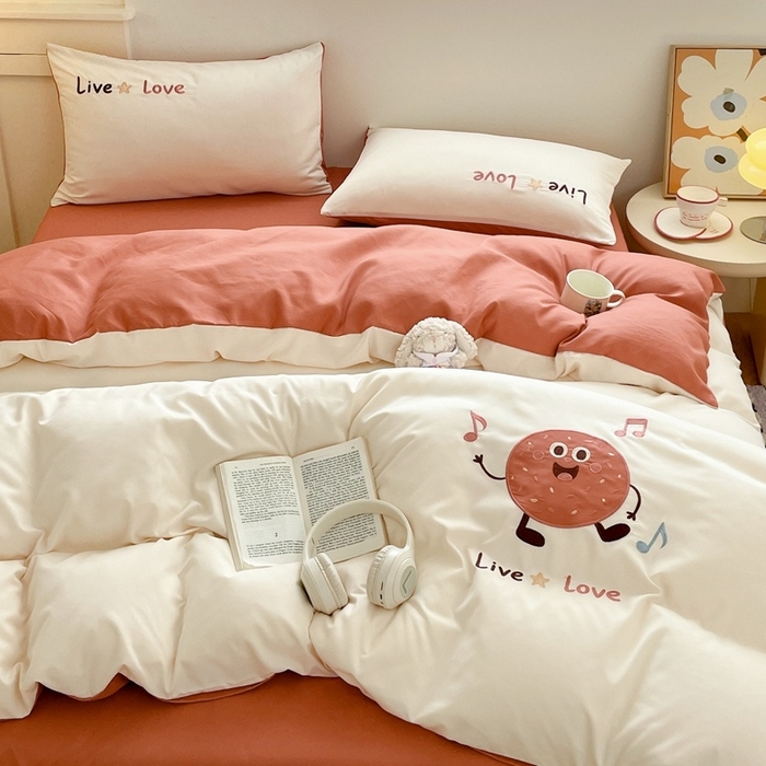 91家纺网 家纺一手货源 找家纺 麦空家居 2025新款抗菌水洗皱棉贴布绣四件套学生三件套-糖果梦 趣多多-奶昔白