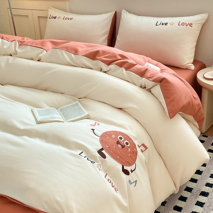 91家纺网 家纺一手货源 找家纺 麦空家居 2025新款抗菌水洗皱棉贴布绣四件套学生三件套-糖果梦 趣多多-奶昔白