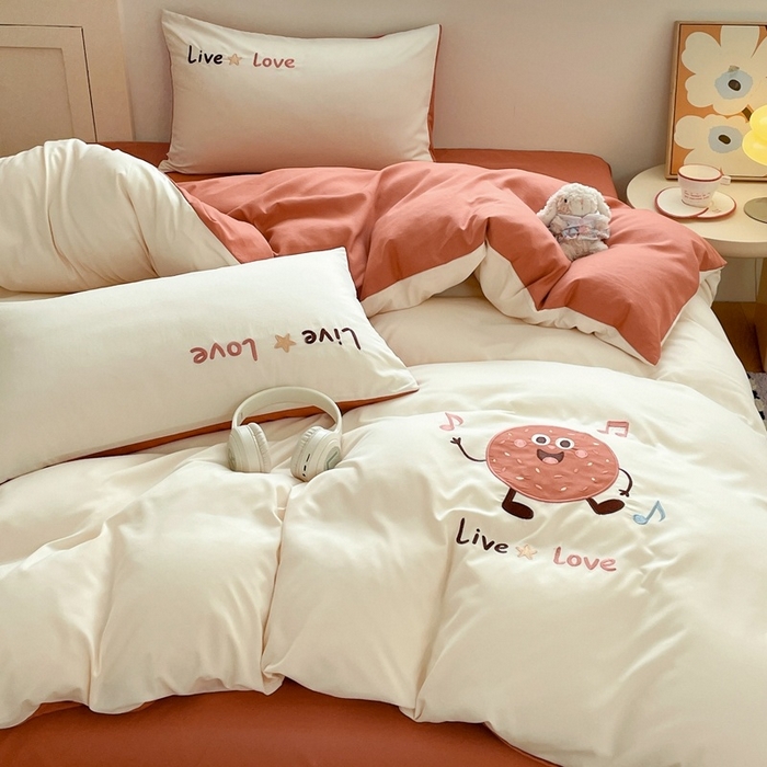 91家纺网 家纺一手货源 找家纺 麦空家居 2025新款抗菌水洗皱棉贴布绣四件套学生三件套-糖果梦 趣多多-奶昔白