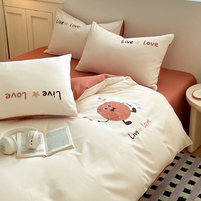 91家纺网 家纺一手货源 找家纺 麦空家居 2025新款抗菌水洗皱棉贴布绣四件套学生三件套-糖果梦 趣多多-奶昔白