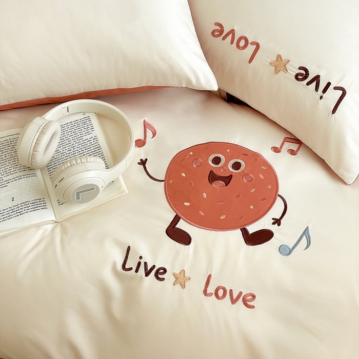 91家纺网 家纺一手货源 找家纺 麦空家居 2025新款抗菌水洗皱棉贴布绣四件套学生三件套-糖果梦 趣多多-奶昔白