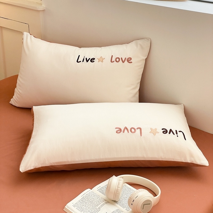 91家纺网 家纺一手货源 找家纺 麦空家居 2025新款抗菌水洗皱棉贴布绣四件套学生三件套-糖果梦 趣多多-奶昔白