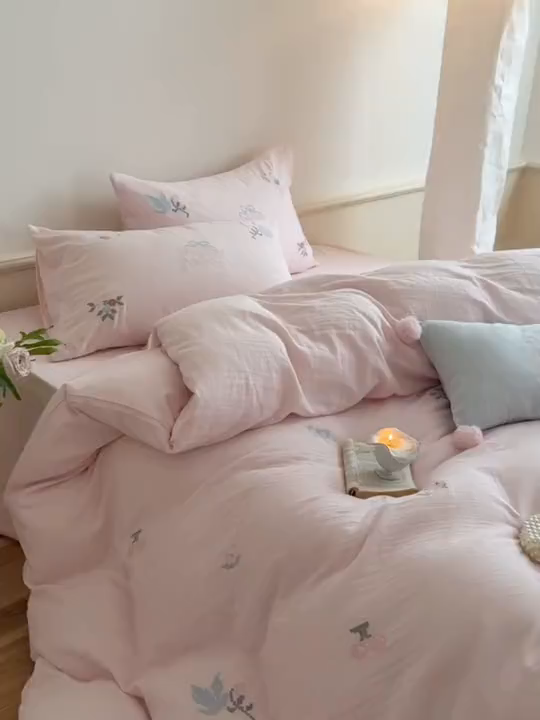 91家纺网 家纺一手货源 找家纺 鹿班家居 2025年秋冬款全棉纯棉皱皱纱精密刺绣四件套-晴野小记系列（标准会员-20元） 晴野小记-粉色