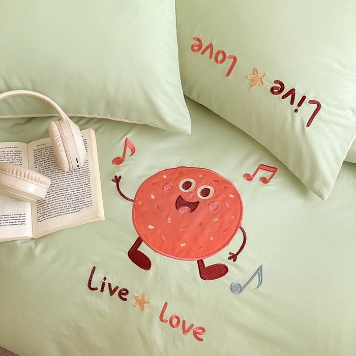 91家纺网 家纺一手货源 找家纺 麦空家居 2025新款抗菌水洗皱棉贴布绣四件套学生三件套-糖果梦 趣多多-牛油果