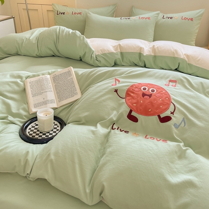 91家纺网 家纺一手货源 找家纺 麦空家居 2025新款抗菌水洗皱棉贴布绣四件套学生三件套-糖果梦 趣多多-牛油果