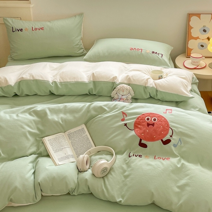 91家纺网 家纺一手货源 找家纺 麦空家居 2025新款抗菌水洗皱棉贴布绣四件套学生三件套-糖果梦 趣多多-牛油果