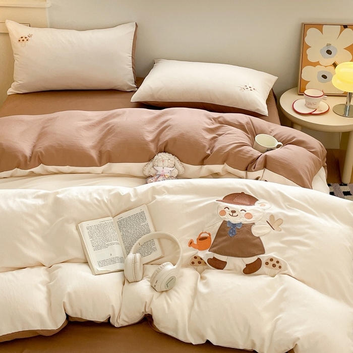 91家纺网 家纺一手货源 找家纺 麦空家居 2025新款抗菌水洗皱棉贴布绣四件套学生三件套-糖果梦 泰迪熊-奶昔白