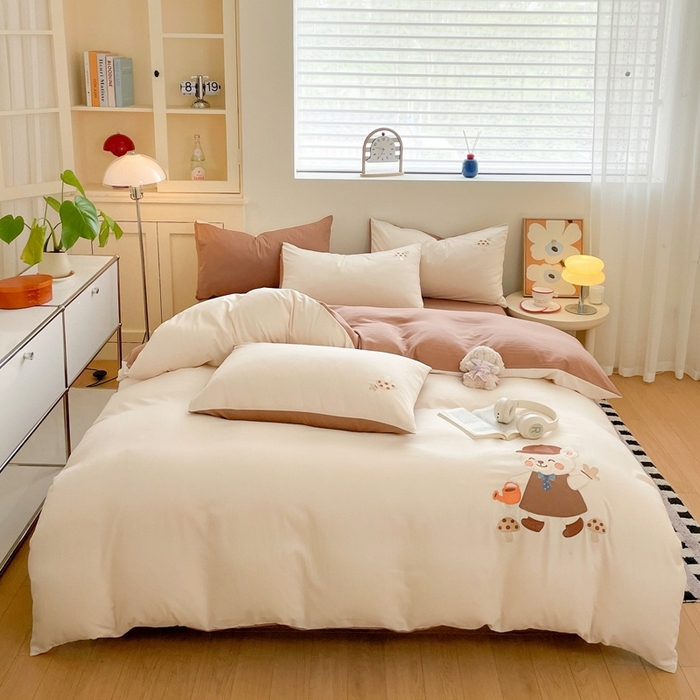 91家纺网 家纺一手货源 找家纺 麦空家居 2025新款抗菌水洗皱棉贴布绣四件套学生三件套-糖果梦 泰迪熊-奶昔白