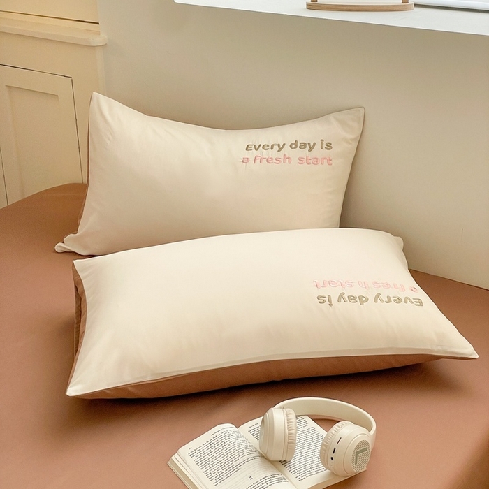 91家纺网 家纺一手货源 找家纺 麦空家居 2025新款抗菌水洗皱棉贴布绣四件套学生三件套-糖果梦 泰迪熊-奶昔白