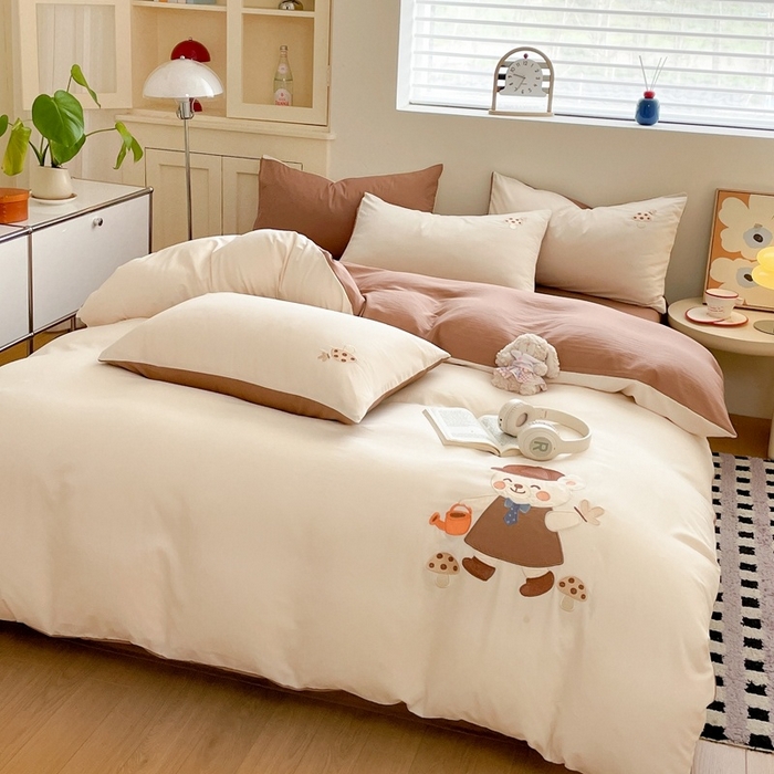 91家纺网 家纺一手货源 找家纺 麦空家居 2025新款抗菌水洗皱棉贴布绣四件套学生三件套-糖果梦 泰迪熊-奶昔白