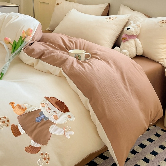 91家纺网 家纺一手货源 找家纺 麦空家居 2025新款抗菌水洗皱棉贴布绣四件套学生三件套-糖果梦 泰迪熊-奶昔白