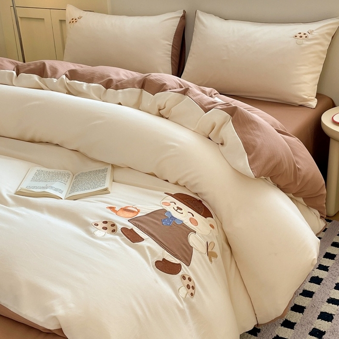 91家纺网 家纺一手货源 找家纺 麦空家居 2025新款抗菌水洗皱棉贴布绣四件套学生三件套-糖果梦 泰迪熊-奶昔白