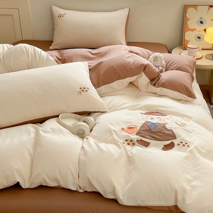 91家纺网 家纺一手货源 找家纺 麦空家居 2025新款抗菌水洗皱棉贴布绣四件套学生三件套-糖果梦 泰迪熊-奶昔白