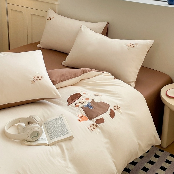 91家纺网 家纺一手货源 找家纺 麦空家居 2025新款抗菌水洗皱棉贴布绣四件套学生三件套-糖果梦 泰迪熊-奶昔白