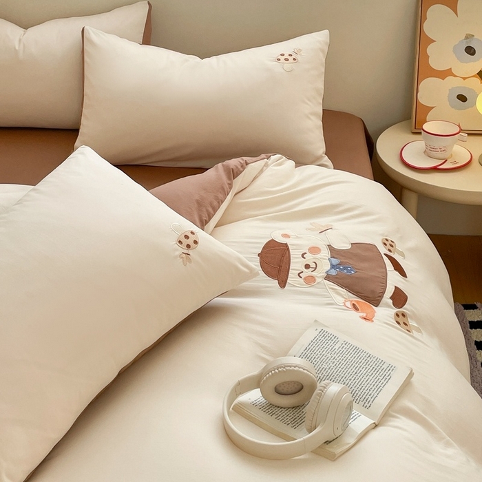 91家纺网 家纺一手货源 找家纺 麦空家居 2025新款抗菌水洗皱棉贴布绣四件套学生三件套-糖果梦 泰迪熊-奶昔白