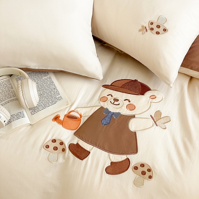 91家纺网 家纺一手货源 找家纺 麦空家居 2025新款抗菌水洗皱棉贴布绣四件套学生三件套-糖果梦 泰迪熊-奶昔白