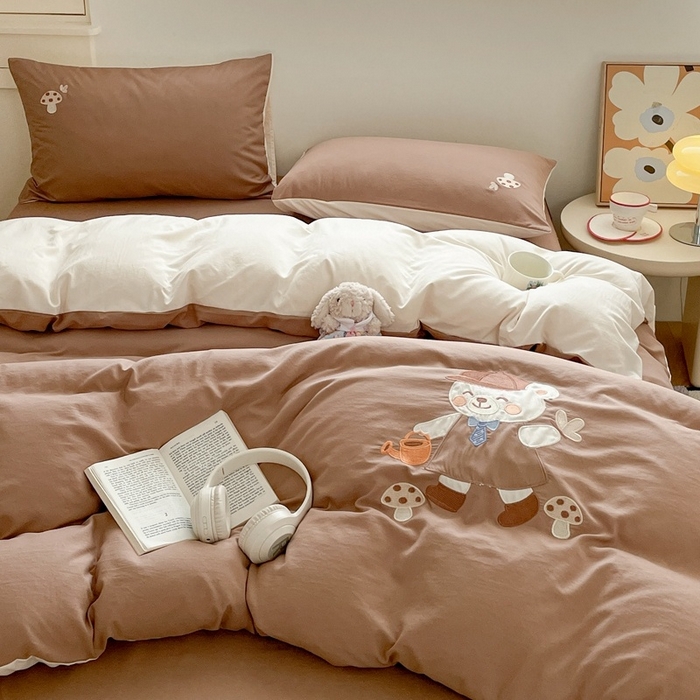 91家纺网 家纺一手货源 找家纺 麦空家居 2025新款抗菌水洗皱棉贴布绣四件套学生三件套-糖果梦 泰迪熊-太妃糖