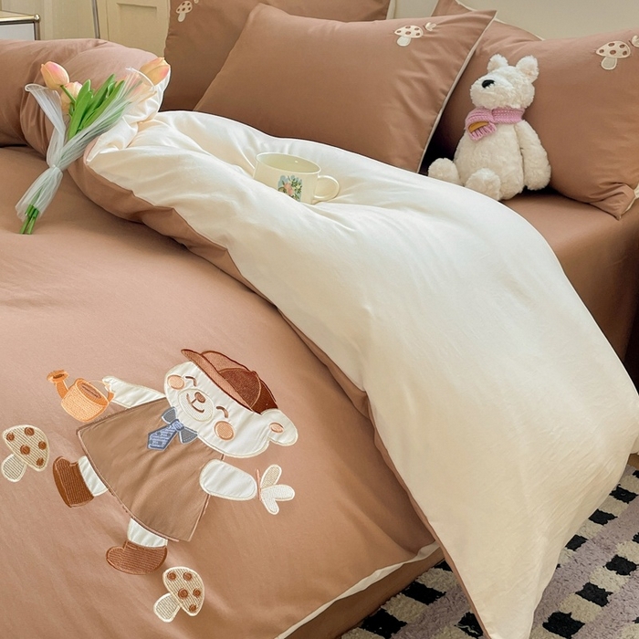 91家纺网 家纺一手货源 找家纺 麦空家居 2025新款抗菌水洗皱棉贴布绣四件套学生三件套-糖果梦 泰迪熊-太妃糖