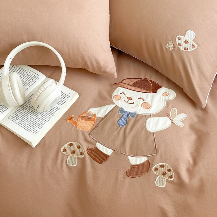 91家纺网 家纺一手货源 找家纺 麦空家居 2025新款抗菌水洗皱棉贴布绣四件套学生三件套-糖果梦 泰迪熊-太妃糖