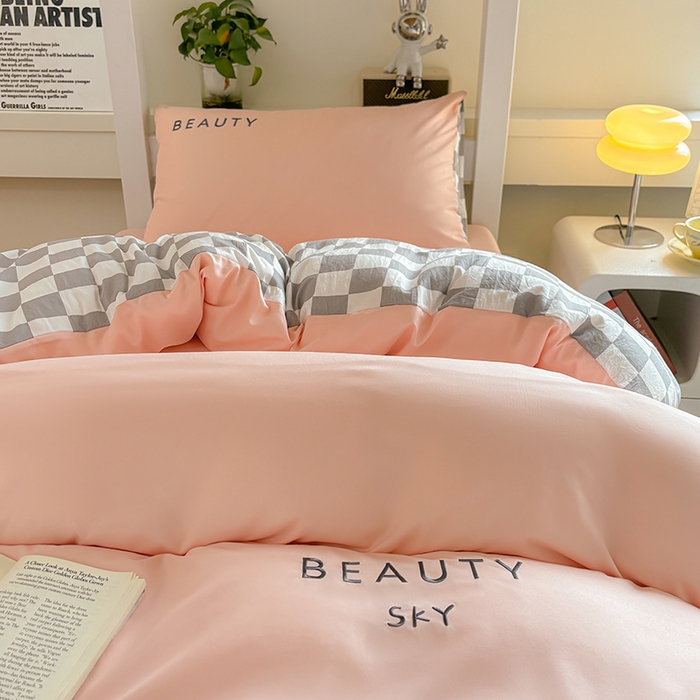 91家纺网 家纺一手货源 找家纺 麦空家居 2025新款 学生季 抗菌水洗棉刺绣学生三件套 - 布丁系列 奶油粉