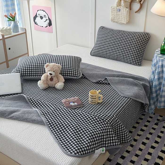 91家纺网 家纺一手货源 找家纺 沐纯家居 2025新款色织水洗棉棉绒（大豆纤维填充）床盖三件套 豆丁-黑白格